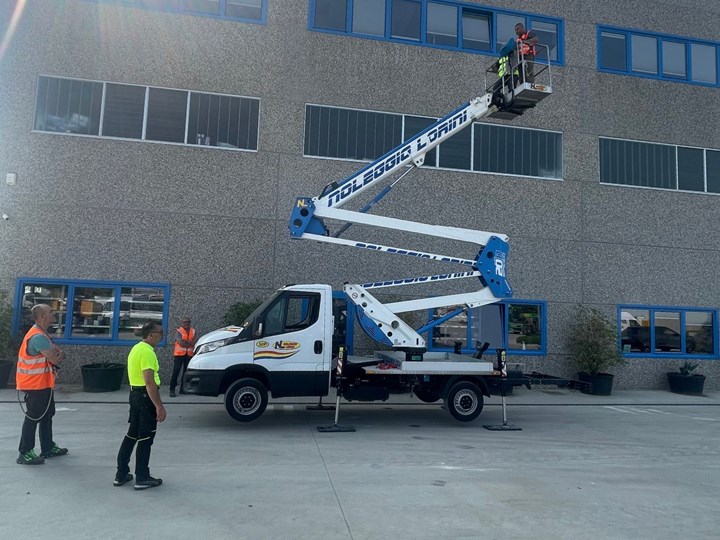 PIATTAFORMA AEREA AUTOCARRATA 20 MT NOLEGGIO LORINI